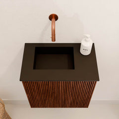 JOYA 40cm toiletmeubel kleur Ruby. Wastafel FAYE positie Links Zonder kraangat kleur Urban.