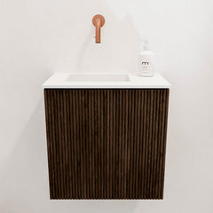 JOYA 40cm toiletmeubel kleur Walnut. Wastafel FAYE positie Links Zonder kraangat kleur Talc.