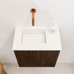 JOYA 40cm toiletmeubel kleur Walnut. Wastafel FAYE positie Links Zonder kraangat kleur Talc.