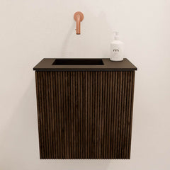 JOYA 40cm toiletmeubel kleur Walnut. Wastafel FAYE positie Links Zonder kraangat kleur Urban.