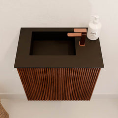 JOYA 40cm toiletmeubel kleur Ruby. Wastafel FAYE positie Links 1 kraangat kleur Urban.