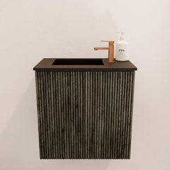 JOYA 40cm toiletmeubel kleur Shadow. Wastafel FAYE positie Links 1 kraangat kleur Urban