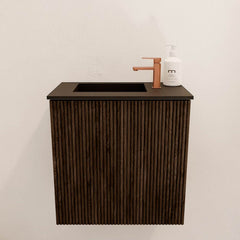 JOYA 40cm toiletmeubel kleur Walnut. Wastafel FAYE positie Links 1 kraangat kleur Urban