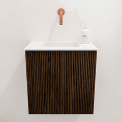 JOYA 40cm toiletmeubel kleur Walnut. Wastafel FAYE positie Midden Zonder kraangat kleur Talc
