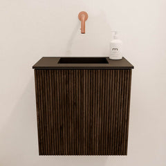 JOYA 40cm toiletmeubel kleur Walnut. Wastafel FAYE positie Midden Zonder kraangat kleur Urban.