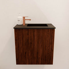 JOYA 40cm toiletmeubel kleur Ruby. Wastafel FAYE positie Rechts 1 kraangat kleur Urban