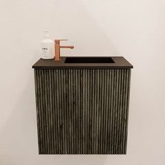 JOYA 40cm toiletmeubel kleur Shadow. Wastafel FAYE positie Rechts 1 kraangat kleur Urban.