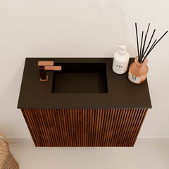 JOYA 50cm toiletmeubel kleur Ruby. Wastafel FAYE positie Links 1 kraangat kleur Urban.