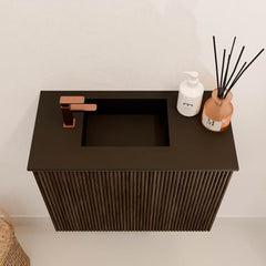 JOYA 50cm toiletmeubel kleur Walnut. Wastafel FAYE positie Links 1 kraangat kleur Urban.