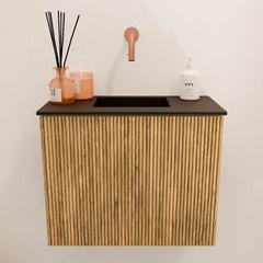 JOYA 50cm toiletmeubel kleur Oak. Wastafel FAYE positie Midden Zonder kraangat kleur Urban.