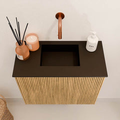 JOYA 50cm toiletmeubel kleur Oak. Wastafel FAYE positie Midden Zonder kraangat kleur Urban.