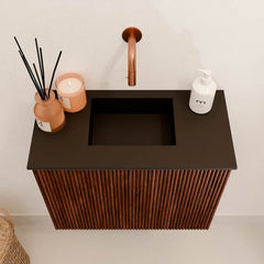 JOYA 50cm toiletmeubel kleur Ruby. Wastafel FAYE positie Midden Zonder kraangat kleur Urban.