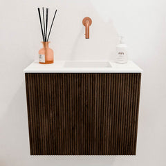 JOYA 50cm toiletmeubel kleur Walnut. Wastafel FAYE positie Rechts Zonder kraangat kleur Talc.