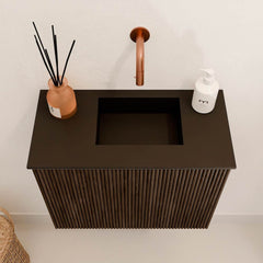 JOYA 50cm toiletmeubel kleur Walnut. Wastafel FAYE positie Rechts Zonder kraangat kleur Urban.