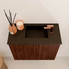 JOYA 50cm toiletmeubel kleur Ruby. Wastafel FAYE positie Rechts 1 kraangat kleur Urban.