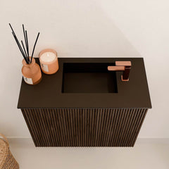 JOYA 50cm toiletmeubel kleur Walnut. Wastafel FAYE positie Rechts 1 kraangat kleur Urban