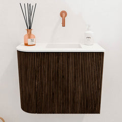JOYA 51,6cm toiletmeubel ronding links kleur Walnut. Wastafel FAYE positie Rechts Zonder kraangat kleur Talc.