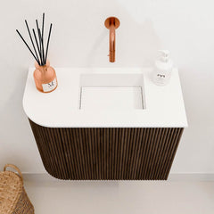 JOYA 51,6cm toiletmeubel ronding links kleur Walnut. Wastafel FAYE positie Rechts Zonder kraangat kleur Talc.