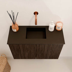 JOYA 60cm toiletmeubel kleur Walnut. Wastafel FAYE positie Midden Zonder kraangat kleur Urban.