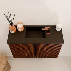 JOYA 60cm toiletmeubel kleur Ruby. Wastafel FAYE positie Midden 1 kraangat kleur Urban.