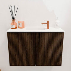 JOYA 60cm toiletmeubel kleur Walnut. Wastafel FAYE positie Midden 1 kraangat kleur Talc.