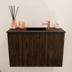 JOYA 60cm toiletmeubel kleur Walnut. Wastafel FAYE positie Midden 1 kraangat kleur Urban.