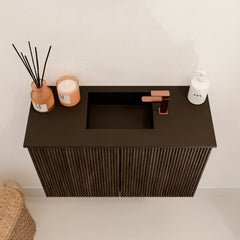 JOYA 60cm toiletmeubel kleur Walnut. Wastafel FAYE positie Midden 1 kraangat kleur Urban.