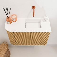 JOYA 61,6cm toiletmeubel ronding links kleur Oak. Wastafel FAYE positie Rechts Zonder kraangat kleur Talc.