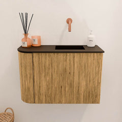 JOYA 61,6cm toiletmeubel ronding links kleur Oak. Wastafel FAYE positie Rechts Zonder kraangat kleur Urban.