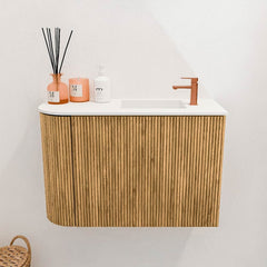 JOYA 61,6cm toiletmeubel ronding links kleur Oak. Wastafel FAYE positie Rechts 1 kraangat kleur Talc.