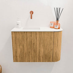 JOYA 61,6cm toiletmeubel ronding rechts kleur Oak. Wastafel FAYE positie Links Zonder kraangat kleur Talc.