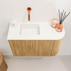 JOYA 61,6cm toiletmeubel ronding rechts kleur Oak. Wastafel FAYE positie Links Zonder kraangat kleur Talc.