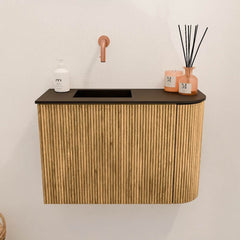 JOYA 61,6cm toiletmeubel ronding rechts kleur Oak. Wastafel FAYE positie Links Zonder kraangat kleur Urban.