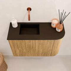 JOYA 61,6cm toiletmeubel ronding rechts kleur Oak. Wastafel FAYE positie Links Zonder kraangat kleur Urban.