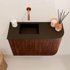 JOYA 61,6cm toiletmeubel ronding rechts kleur Ruby. Wastafel FAYE positie Links Zonder kraangat kleur Urban.