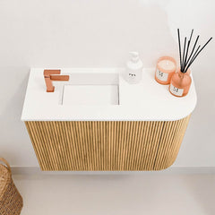 JOYA 61,6cm toiletmeubel ronding rechts kleur Oak. Wastafel FAYE positie Links 1 kraangat kleur Talc.