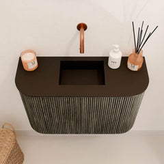 JOYA 63,2cm toiletmeubel ronding links + rechts kleur Shadow. Wastafel FAYE positie Midden Zonder kraangat kleur Urban.