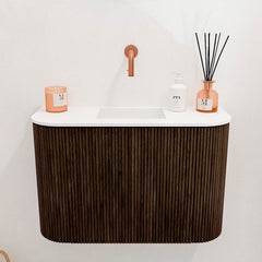 JOYA 63,2cm toiletmeubel ronding links + rechts kleur Walnut. Wastafel FAYE positie Midden Zonder kraangat kleur Talc.