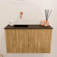 JOYA 70cm toiletmeubel kleur Oak. Wastafel FAYE positie Links Zonder kraangat kleur Urban.