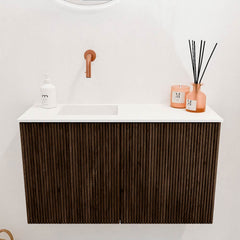 JOYA 70cm toiletmeubel kleur Walnut. Wastafel FAYE positie Links Zonder kraangat kleur Talc.