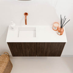 JOYA 70cm toiletmeubel kleur Walnut. Wastafel FAYE positie Links Zonder kraangat kleur Talc.