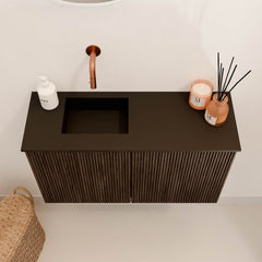 JOYA 70cm toiletmeubel kleur Walnut. Wastafel FAYE positie Links Zonder kraangat kleur Urban.