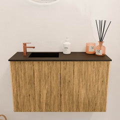 JOYA 70cm toiletmeubel kleur Oak. Wastafel FAYE positie Links 1 kraangat kleur Urban.