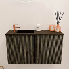 JOYA 70cm toiletmeubel kleur Shadow. Wastafel FAYE positie Links 1 kraangat kleur Urban.