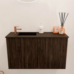 JOYA 70cm toiletmeubel kleur Walnut. Wastafel FAYE positie Links 1 kraangat kleur Urban.