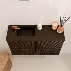 JOYA 70cm toiletmeubel kleur Walnut. Wastafel FAYE positie Links 1 kraangat kleur Urban.