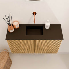 JOYA 70cm toiletmeubel kleur Oak. Wastafel FAYE positie Midden Zonder kraangat kleur Urban.