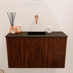 JOYA 70cm toiletmeubel kleur Ruby. Wastafel FAYE positie Midden Zonder kraangat kleur Urban.