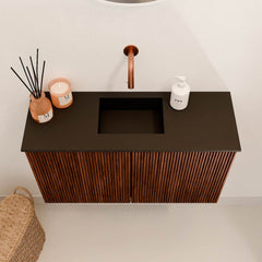 JOYA 70cm toiletmeubel kleur Ruby. Wastafel FAYE positie Midden Zonder kraangat kleur Urban.