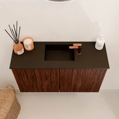 JOYA 70cm toiletmeubel kleur Ruby. Wastafel FAYE positie Midden 1 kraangat kleur Urban.